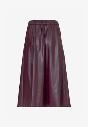 Donker bordeaux faux leren midi-rok met elastische tailleband en A-lijn silhouet op een witte achtergrond.