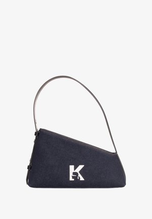 Sac à main triangulaire bleu foncé avec une fine bandoulière noire et un logo "K" blanc présentant une silhouette sur le côté avant.