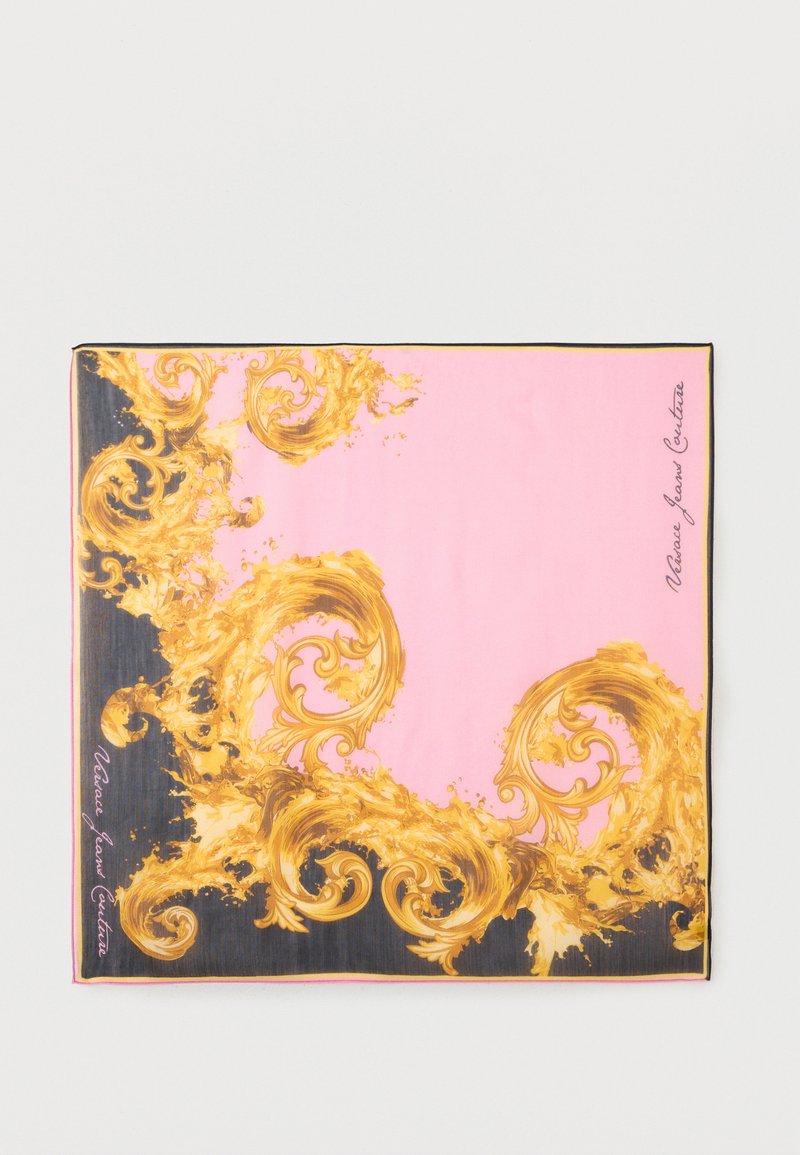 Τετράγωνο μεταξωτό μαντήλι με ροζ κέντρο, μαύρο περίγραμμα και περίτεχνες χρυσές στροβιλιστές μπαρόκ λεπτομέρειες, υπογεγραμμένο «Versace Jeans Couture».