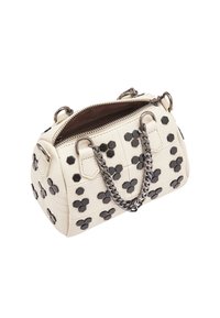 Witte leren tas met hexagonale zwarte versieringen, kettinghandvat, ritsluiting en een gladde textuur. Compacte, ronde vorm.