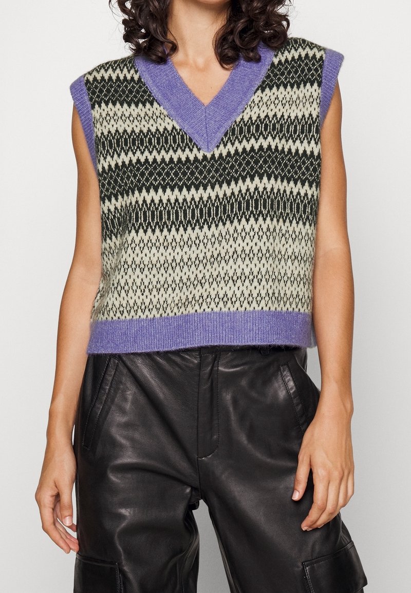 Pulloverweste in Creme mit grünem und schwarzem Rautenmuster, ausgestattet mit einem fliederfarbenen V-Ausschnitt und Schulterakzenten; gefertigt aus gestricktem Stoff.