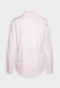 Camicia a maniche lunghe a righe rosa e bianche con colletto button-down, pieghe posteriori singole e polsini abbottonati, realizzata in tessuto leggero.