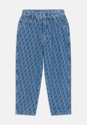 Jeans in denim con un motivo EA logo su tutta la superficie, colore blu, design a cinque tasche e chiusura con bottone. Il tessuto ha una finitura leggermente texture.