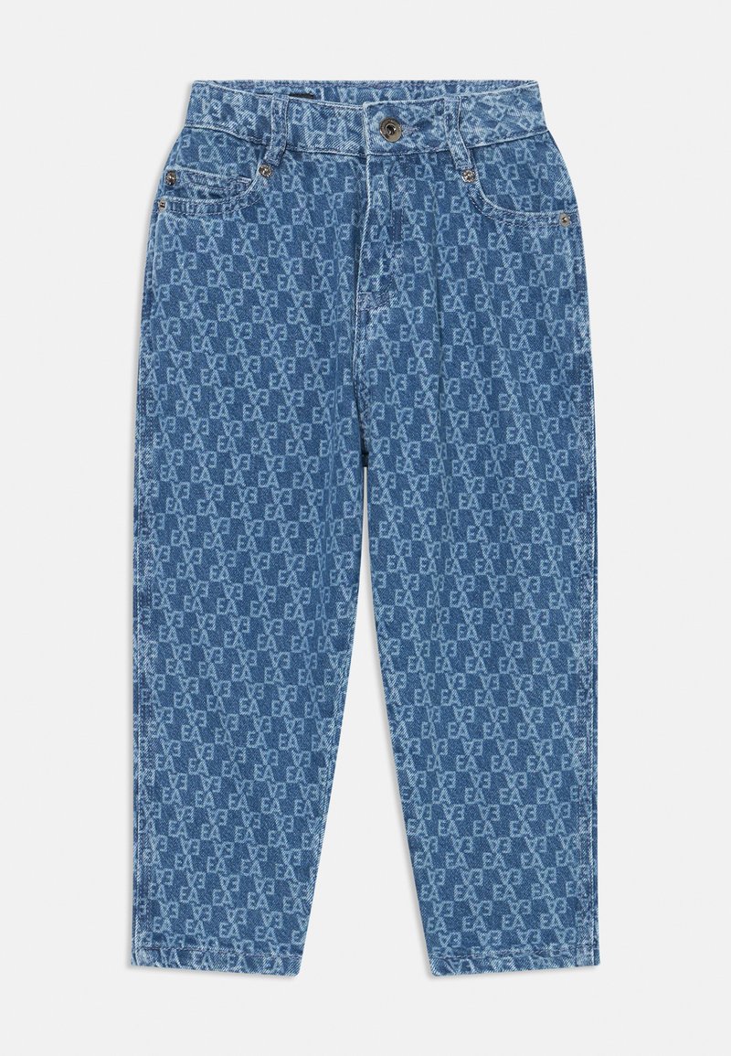 Denim hlače z vzorcem EA logotipa po celotni površini, modre barve, zasnova s petimi žepi in gumbom za zapiranje. Tkanina ima rahlo teksturirano površino.