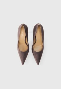 Décolleté in suede grigio scuro con punta affusolata e interno in pelle liscia. Presenta un piccolo dettaglio dorato sul retro del tacco per un tocco di stile.
