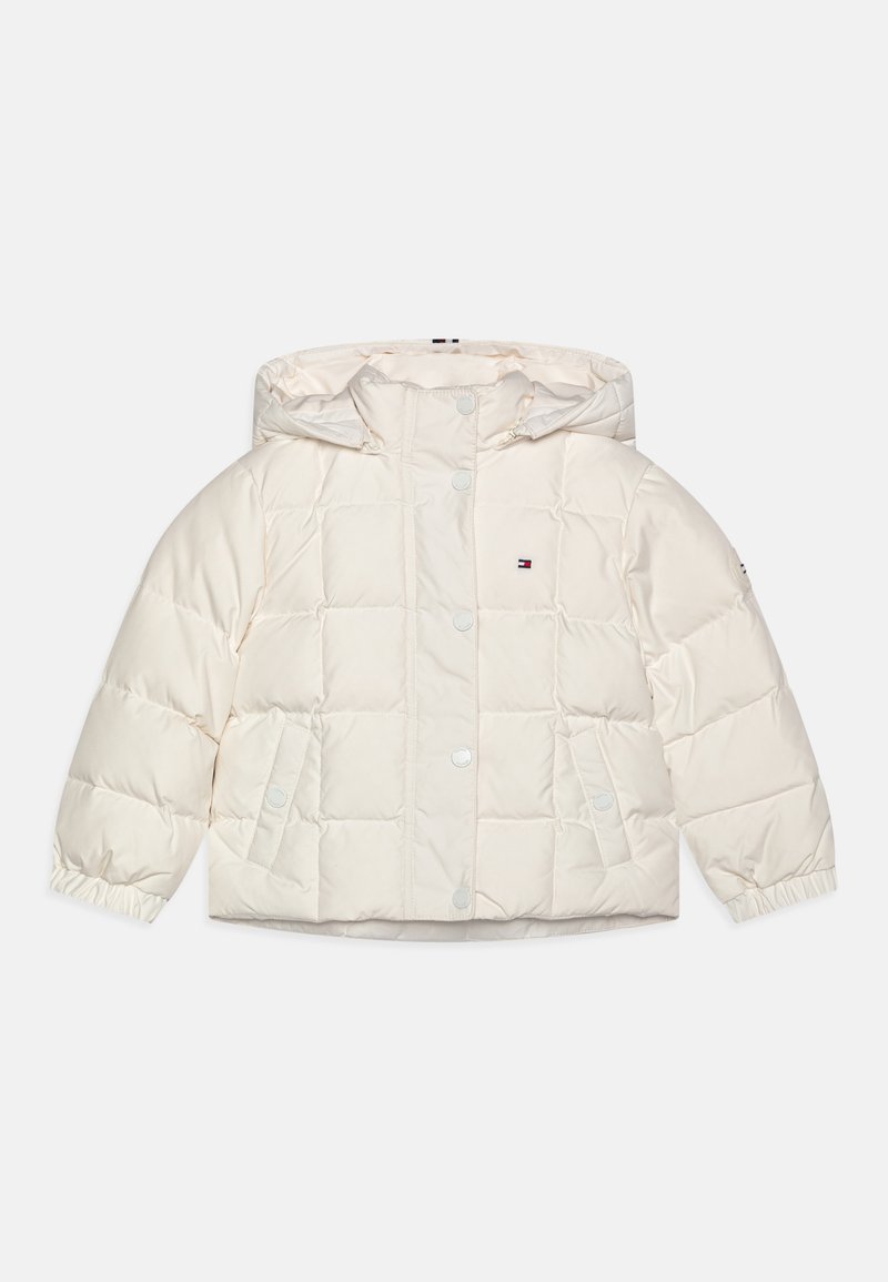 Veste doudoune blanche avec capuche, dotée d'un design matelassé, de boutons de fermeture et de poignets élastiques. Comprend deux poches latérales.