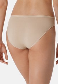 Beige, geribbelde stof hipster slips met een gladde tailleband en naadloze randen, ontworpen voor een comfortabele pasvorm.