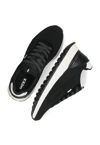 Černé sportovní boty s texturovaným vrchním materiálem, šedými tkaničkami a silnou bílou podrážkou s výrazným vzorem. 
