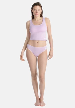 Helles lila Baumwoll-Crop-Top und passende Shorts, mit einem minimalistischen Design und weißen Akzenten sowie Logo. Weiche Textur, taillierte Form.