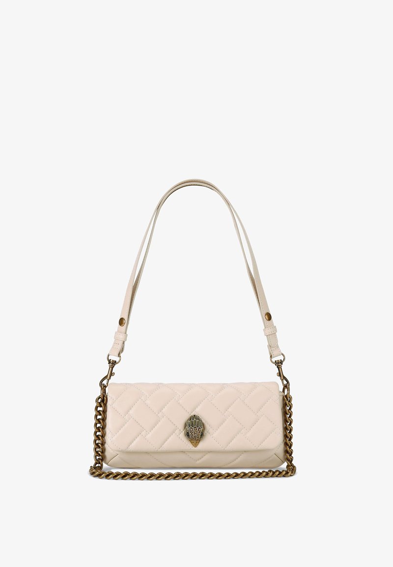 Borsa a tracolla in pelle crema trapuntata con una chiusura decorativa metallica, dotata di una tracolla a catena e una texture liscia. Design rettangolare elegante.