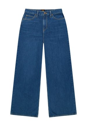 Széles szárú kék farmernadrág elöl gombos és cipzáras záródással, öt zsebes kialakítással és övbújtatókkal, fehér háttéren laposan elhelyezve.