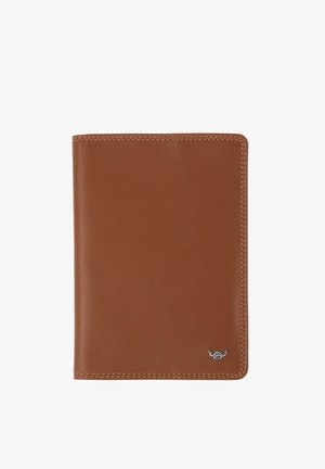 Portefeuille en cuir marron avec coutures visibles et un petit emblème argenté dans le coin inférieur droit sur fond blanc.