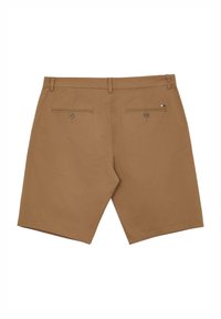 Shorts beiges avec une texture lisse, comportant deux poches arrière avec des fermetures à boutons et des passants de ceinture à la taille.