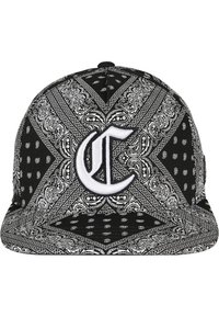 Musta lippalakki, jossa on valkoinen paisleymalli ja brodeerattu "C"-logo edessä. Tasainen lippa, kestävä kangas ja jämäkkä muoto.