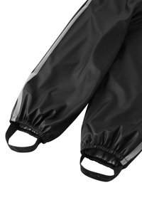 Svart vanntette ermer laget av glattes, glinsende materiale med elastiske mansjetter. Har reflekterende detaljer langs sidene og stropper for grep.