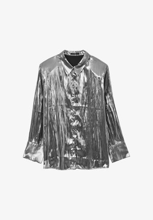 Chemise boutonnée argentée métallique à manches longues avec col, présentant une texture froissée et un ourlet droit. Les boutons sont disposés de manière symétrique sur le devant.