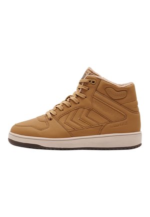 Baskets montantes en cuir beige avec cheville rembourrée, laçage à l'avant, semelle blanche et détail de marque "hummel TEX" sur le côté.