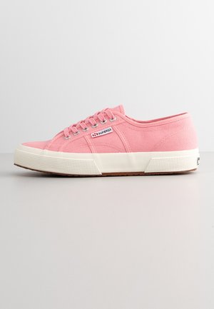 Niedriger rosa Canvas-Sneaker mit weißer Gummisohle, Schnürung vorne und Superga-Logo an der Seite.