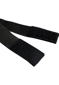 Las correas de Velcro negras presentan una superficie texturizada con cierres de gancho y bucle. Son planas, alargadas y están diseñadas para un ajuste seguro.