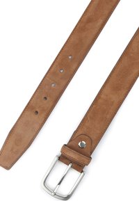 Bruine suède leren riem met een zilveren metalen gesp en vijf verstelgaten op een witte achtergrond.