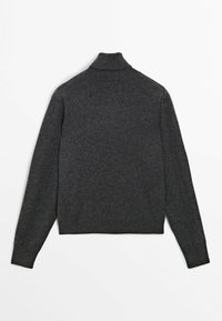 Pull à col roulé gris foncé à manches longues, posé à plat, montrant le dos avec un col et un ourlet côtelés.