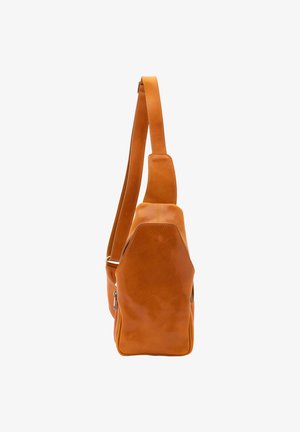 Sac bandoulière en cuir fauve avec une sangle ajustable et une poche zippée latérale, présenté debout sur un fond blanc.