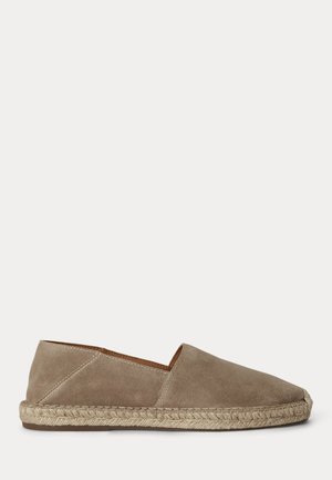 Chaussure espadrille en daim beige pour homme avec semelle en jute tressée et design bas facile à enfiler, vue de profil sur fond blanc.