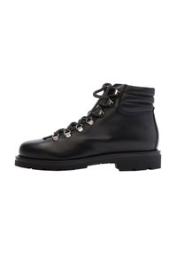 Botín de cuero negro hasta el tobillo con punta redonda, cuello acolchado, suela resistente y ojales de metal. Presenta cordones para un ajuste seguro.