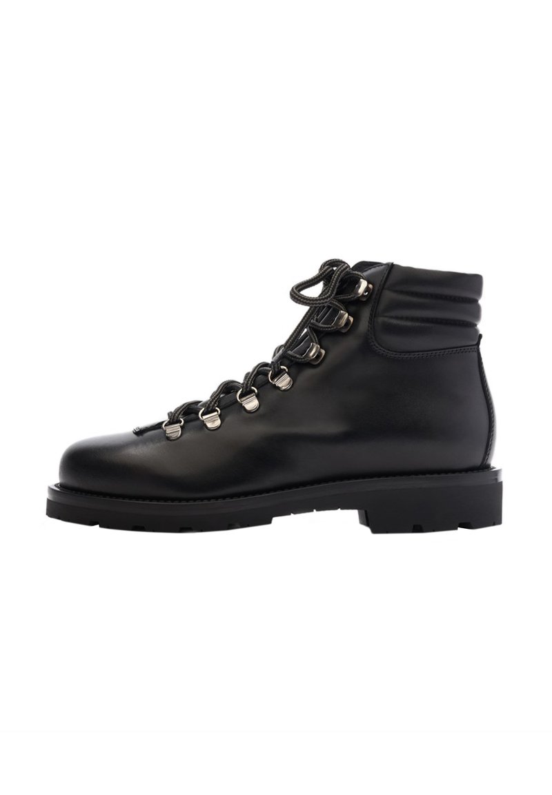 Botín de cuero negro hasta el tobillo con punta redonda, cuello acolchado, suela resistente y ojales de metal. Presenta cordones para un ajuste seguro.
