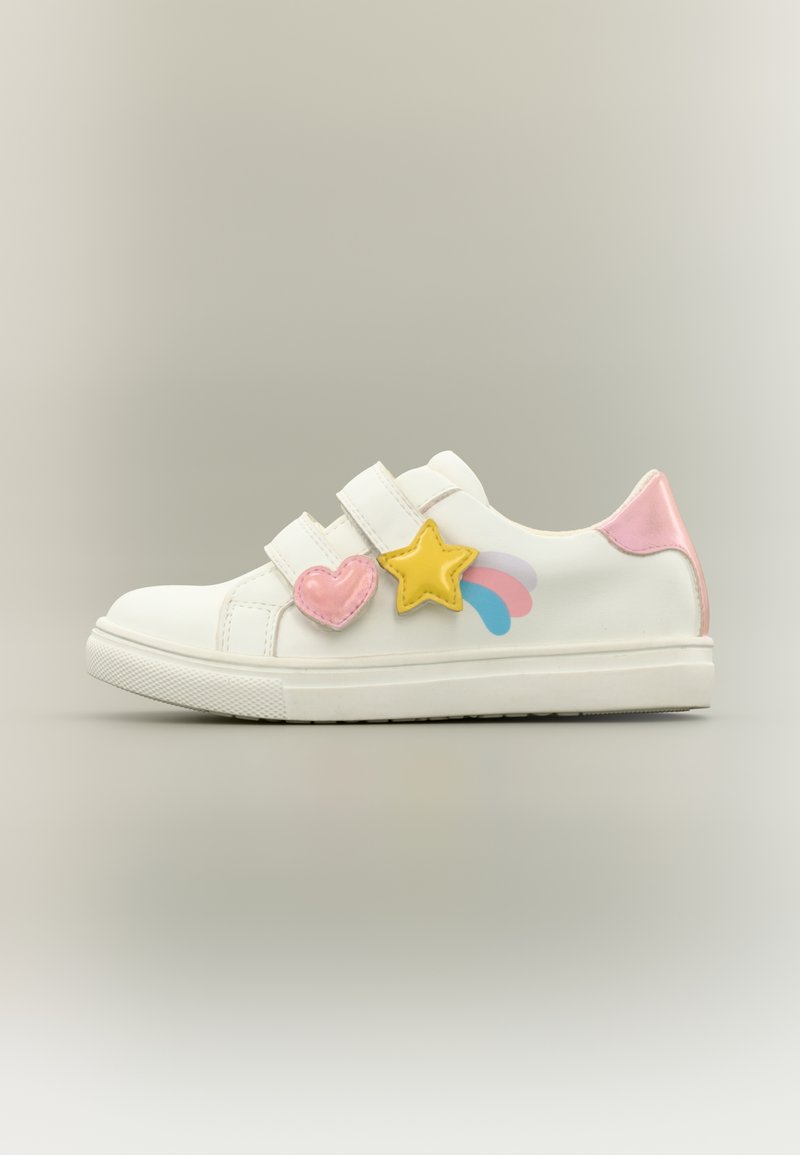Λευκό αθλητικό παπούτσι με δύο λουράκια με βέλκρο, διακοσμημένο με ροζ και κίτρινα εφαρμοστά αστέρια και καρδιές, καθώς και σχέδιο ουράνιου τόξου στο πλάι. Υπόδημα με υφή στην εξωτερική σόλα.