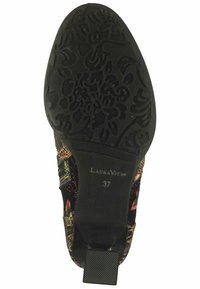 Suela de zapato negra con intrincado patrón floral. Presenta una parte superior de textil colorido y un detalle de tira. Tamaño marcado como 37.