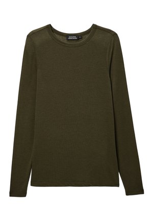 T-shirt à manches longues vert olive en tissu doux, avec un col rond et des accents de couture sur les épaules. Coupe et texture classique.