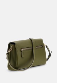 Borsa a mano in pelle verde oliva con tasca frontale con zip, tracolla regolabile e finitura testurizzata. Presenta accessori in metallo color oro.