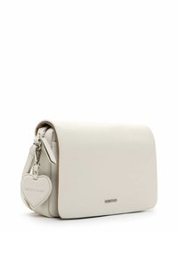 Weiße Lederhandtasche mit strukturierter Form, glatter Textur und einem seitlichen Reißverschluss. Enthält einen herzförmigen Schlüsselanhänger als Akzent.