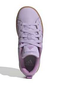 Jasnofioletowe sneakersy z teksturowaną cholewką, płaskimi sznurowadłami i gumową podeszwą. Posiadają różowe akcenty i logo Adidas na języku.