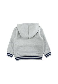 Sweatshirt gris à capuche, avec des poignets et un ourlet à rayures bleu marine. Le tissu a une texture douce, conçu pour le confort et la chaleur.