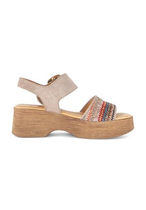 Beige platform sandaal met zool in houtlook, brede meerkleurige geweven voorband en verstelbare enkelband met gesp.