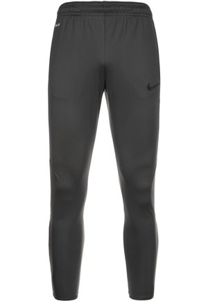 Czarne, dopasowane spodnie sportowe z elastycznym pasem, logo Nike na prawej nodze i oznaczeniem Dri-FIT na lewym biodrze.