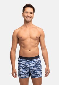 Herrboxershorts med blå kamouflage-mönster, elastisk midjeband med "Danish Endurance"-logotyp och mjuk tygkvalitet.