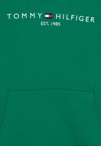 Tommy Hilfiger ESSENTIAL - Majica s kapuljačom - olympic green