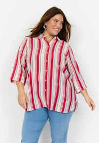 Rot-weißt gestreifte Hemdbluse mit blauen Akzenten, mit Kragen und Dreiviertelärmeln, aus leichtem Stoff.