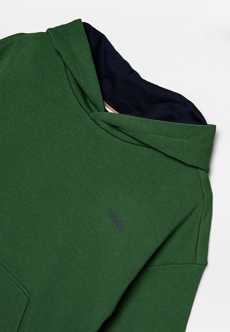 Felpa verde con fodera navy, dotata di una tasca frontale e un sottile logo "BOSS" in blu. Texture morbida, vestibilità regolare e polsini a coste.