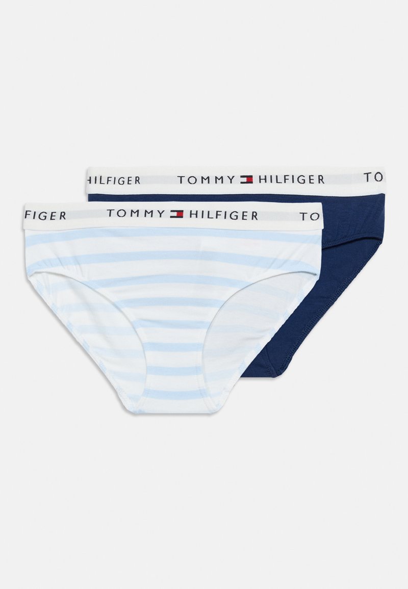 Deux paires de slips Tommy Hilfiger, une bleu marine et une rayée bleu clair et blanc, toutes deux avec une ceinture blanche brandée.