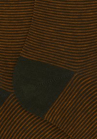 Calzini a righe marroni e arancioni con una trama liscia, dotati di un tallone e una punta rinforzati di colore grigio scuro, che mostrano un motivo a coste.