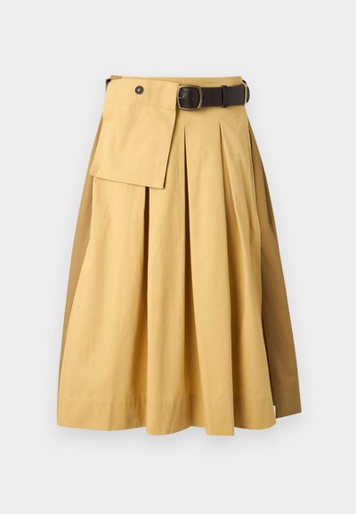 Μπεζ πλισέ midi φούστα με ασύμμετρο καπάκι και σκούρο καφέ ζώνη με ορθογώνια μεταλλική αγκράφα.