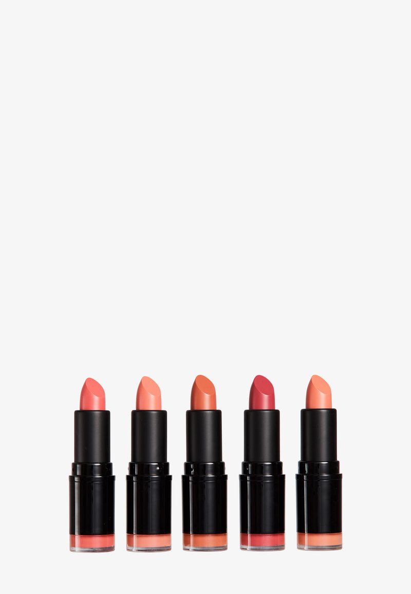 Cinq rouges à lèvres ouverts dans des tubes noirs, disposés en rangée, avec des nuances allant du pêche clair au rose profond sur fond blanc.