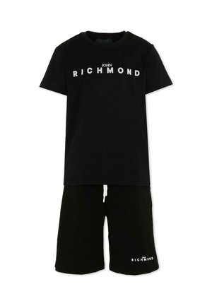Set composto da T-shirt nera a maniche corte e pantaloncini con scritta bianca "John Richmond" sul petto e sulla gamba sinistra, vita elasticizzata con coulisse bianca.