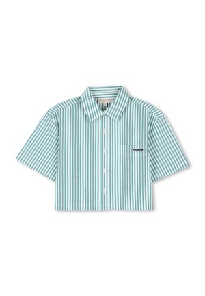 Groen-wit verticaal gestreept cropped shirt met korte mouwen, een kraag, knopen aan de voorkant en een borstzakje met een klein zwart label.