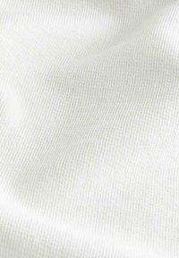 Tessuto bianco, a coste, con una texture liscia. Il materiale presenta sottili linee verticali, creando un motivo discreto sulla superficie.