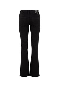 Pantalones vaqueros de campana negros, hechos de denim, con una cinturilla que lleva una etiqueta, dos bolsillos traseros con detalles de costura y una silueta ajustada.